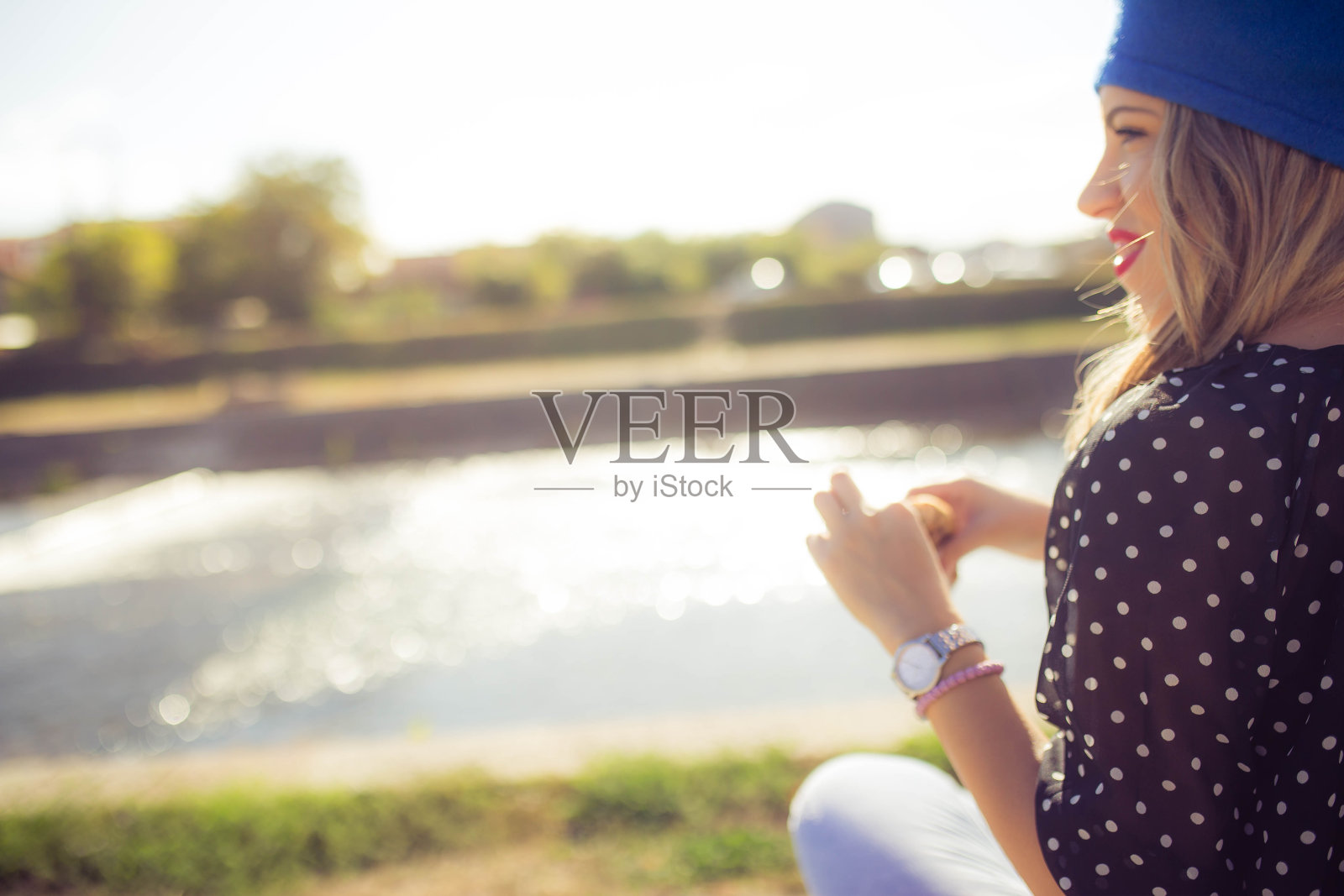 在河边享受照片摄影图片