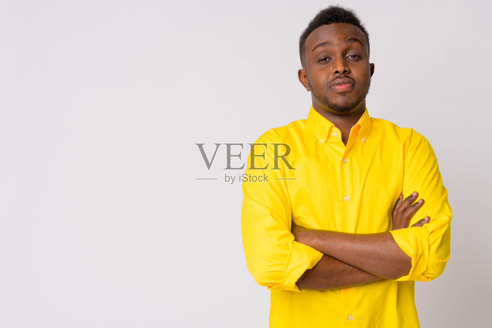 年轻的非洲商人，胸前交叉着黄衬衫照片摄影图片