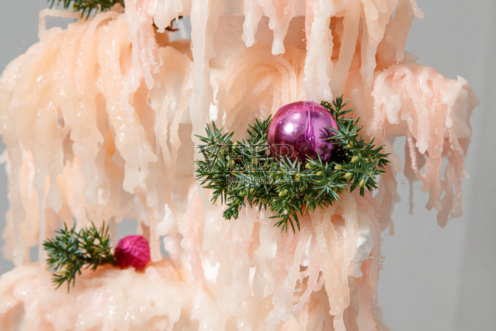 圣诞装饰物和圣诞花组成照片摄影图片