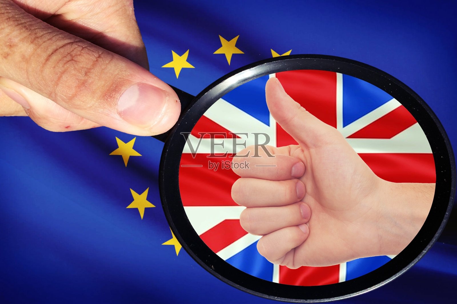 拿着放大镜寻找脱欧解决方案。照片摄影图片