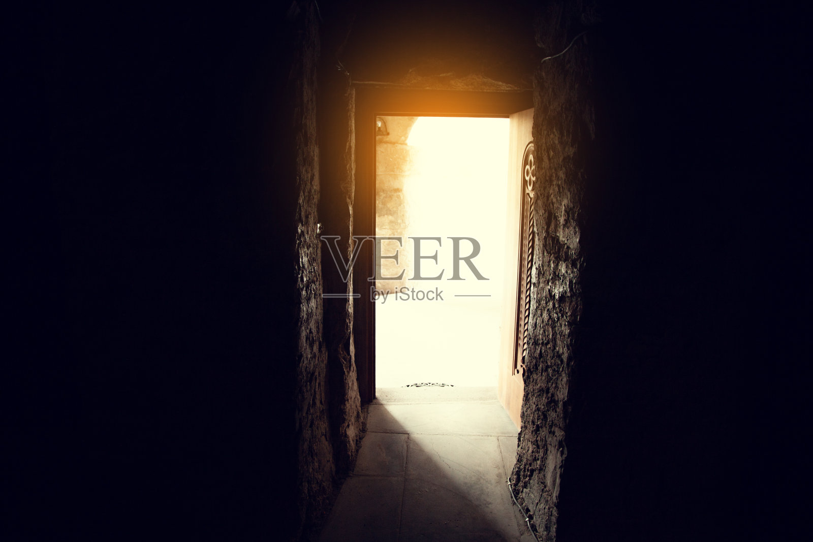 带有浅色背景的教堂门照片摄影图片