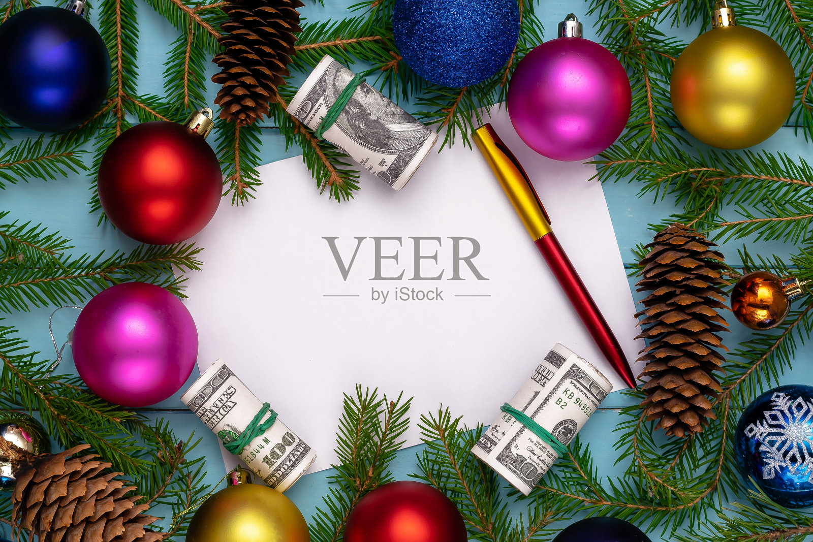 圣诞节的背景，绿的冷杉枝，红的、蓝的、粉的、黄的、球的照片摄影图片