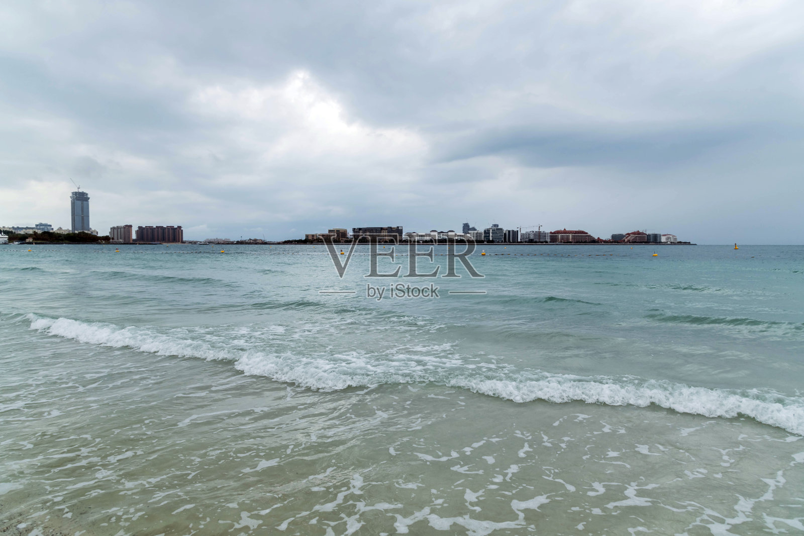 戏剧性的多云天空为雷雨照片摄影图片