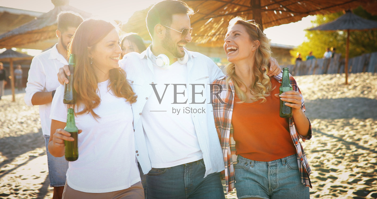 一群年轻朋友聚会的肖像照片摄影图片