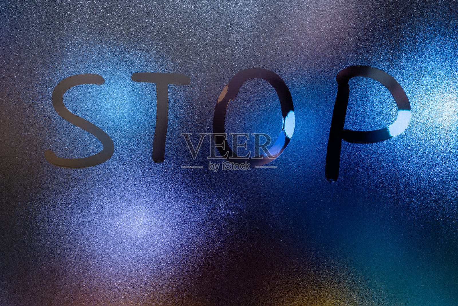 “停”字写在夜晚潮湿的窗玻璃上，特写的背景模糊照片摄影图片