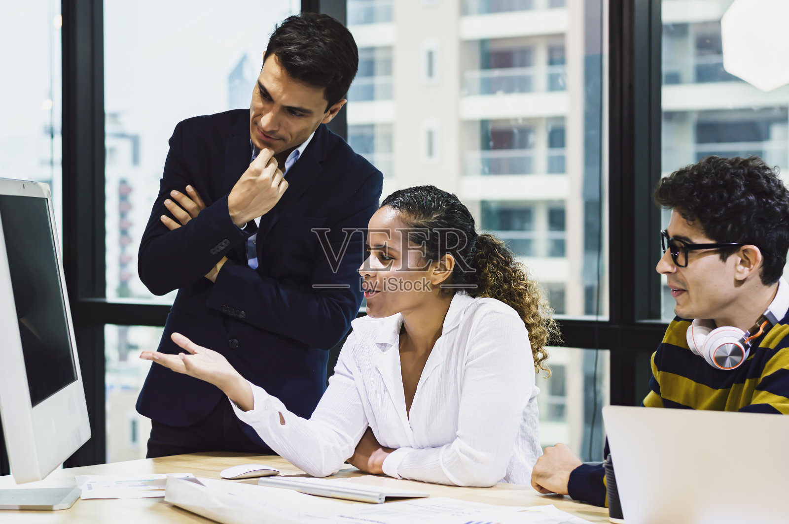 年轻的商业设计团队在创意办公室开会。照片摄影图片