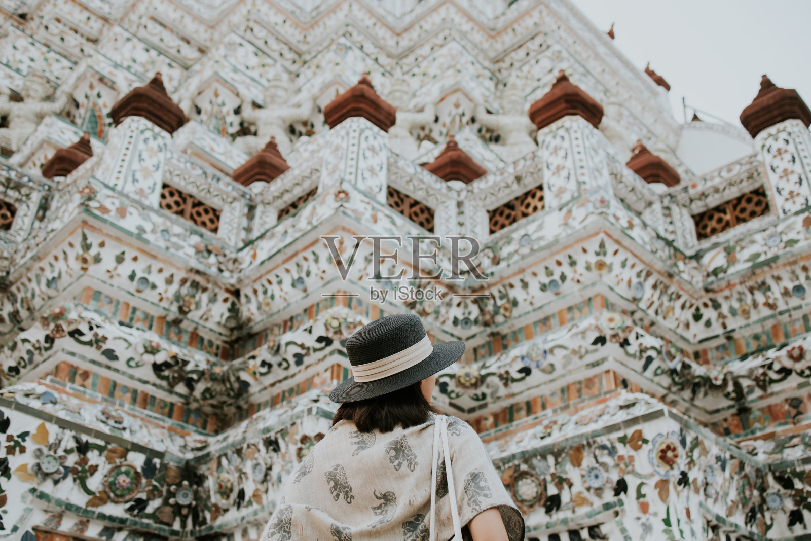 在泰国曼谷郑王庙旅行的亚洲年轻女性照片摄影图片