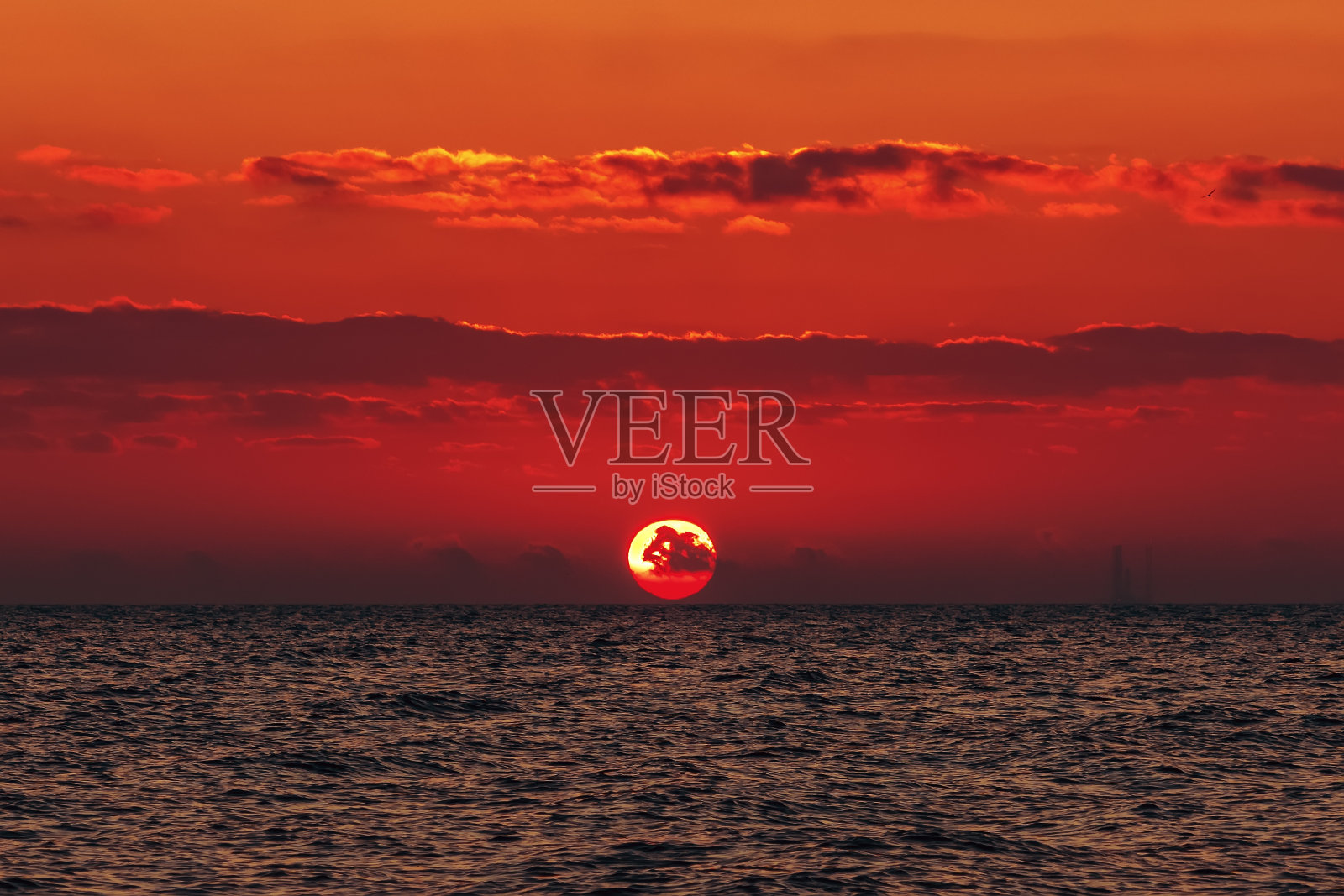 令人惊叹的美丽的海上日出照片摄影图片