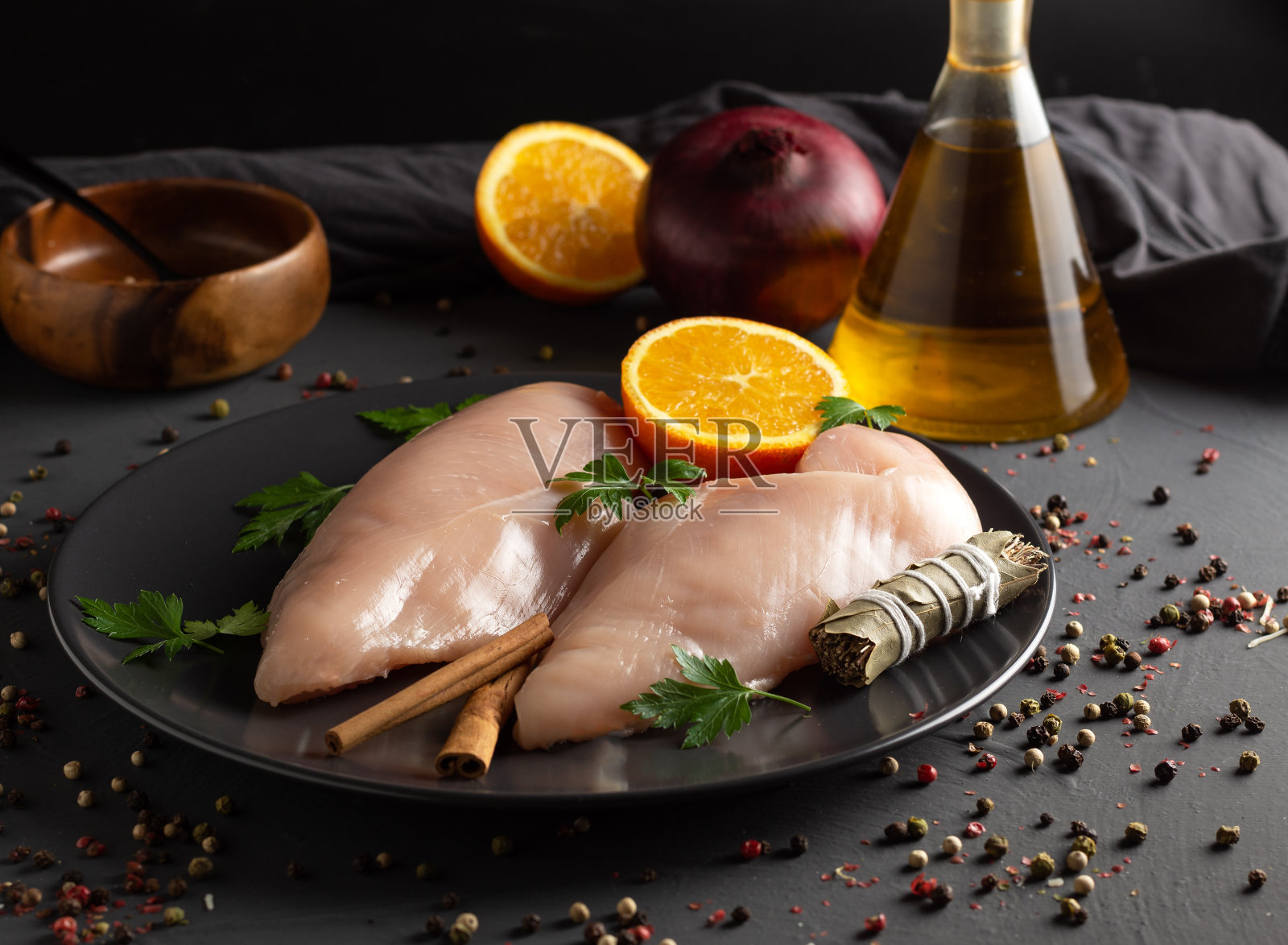 生的鸡胸肉与原料一起烹饪照片摄影图片