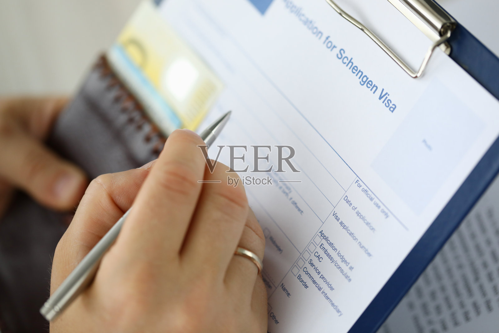 填写重要文件的人照片摄影图片