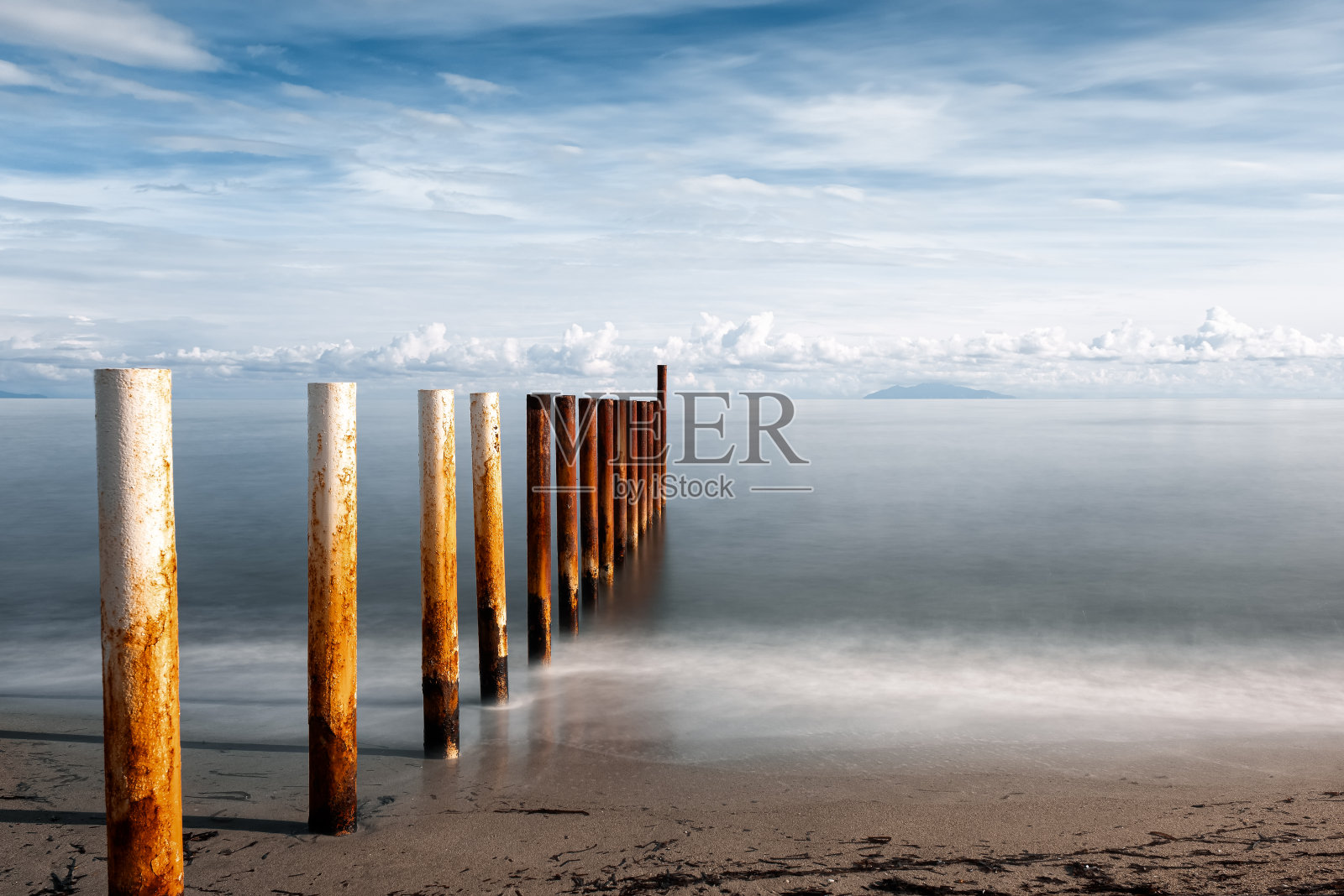 防波堤和厄尔巴岛从海滩在科西嘉照片摄影图片