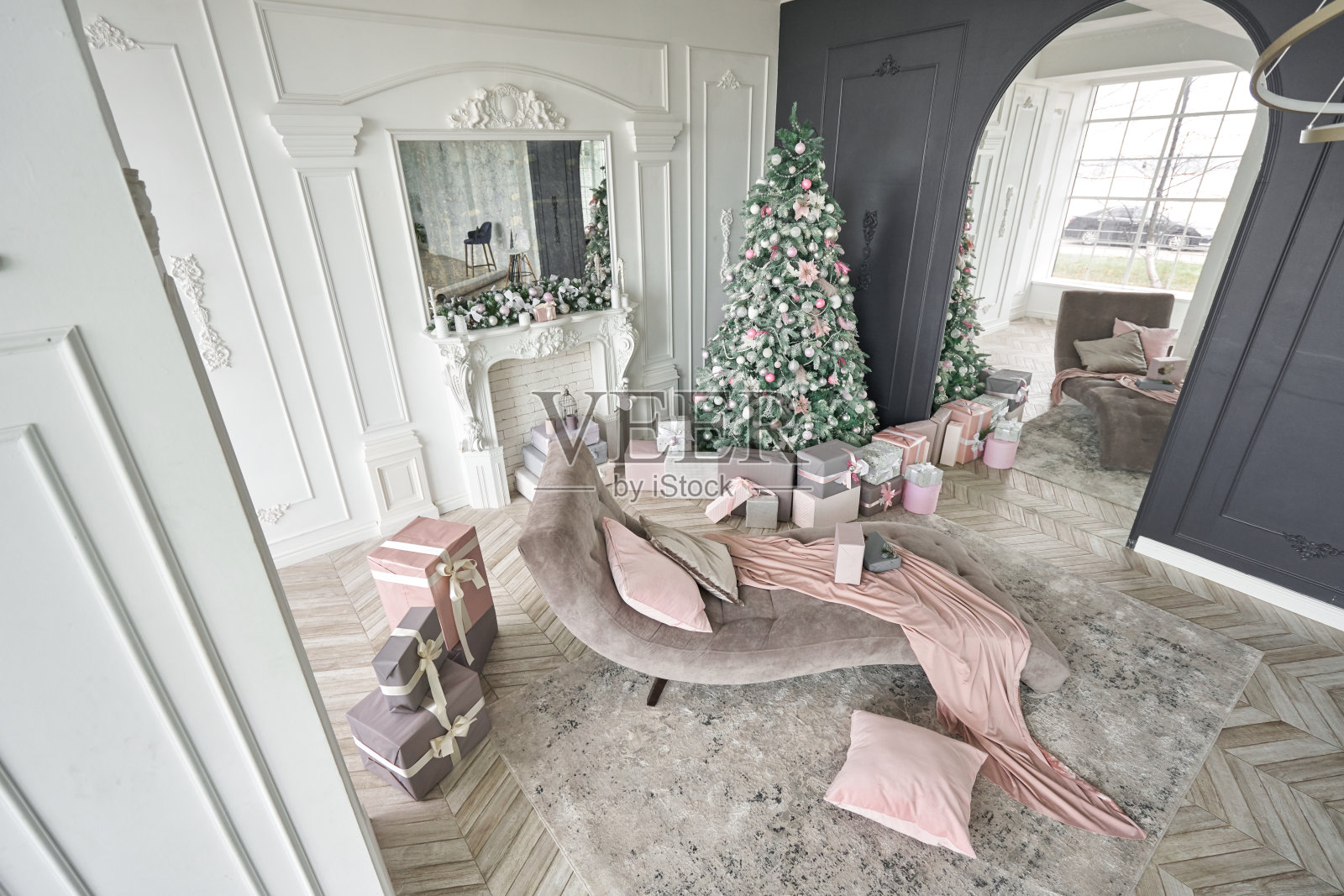 圣诞节的早晨。经典豪华公寓装饰圣诞树和礼物。有壁炉、柱子和灰泥的生活。照片摄影图片