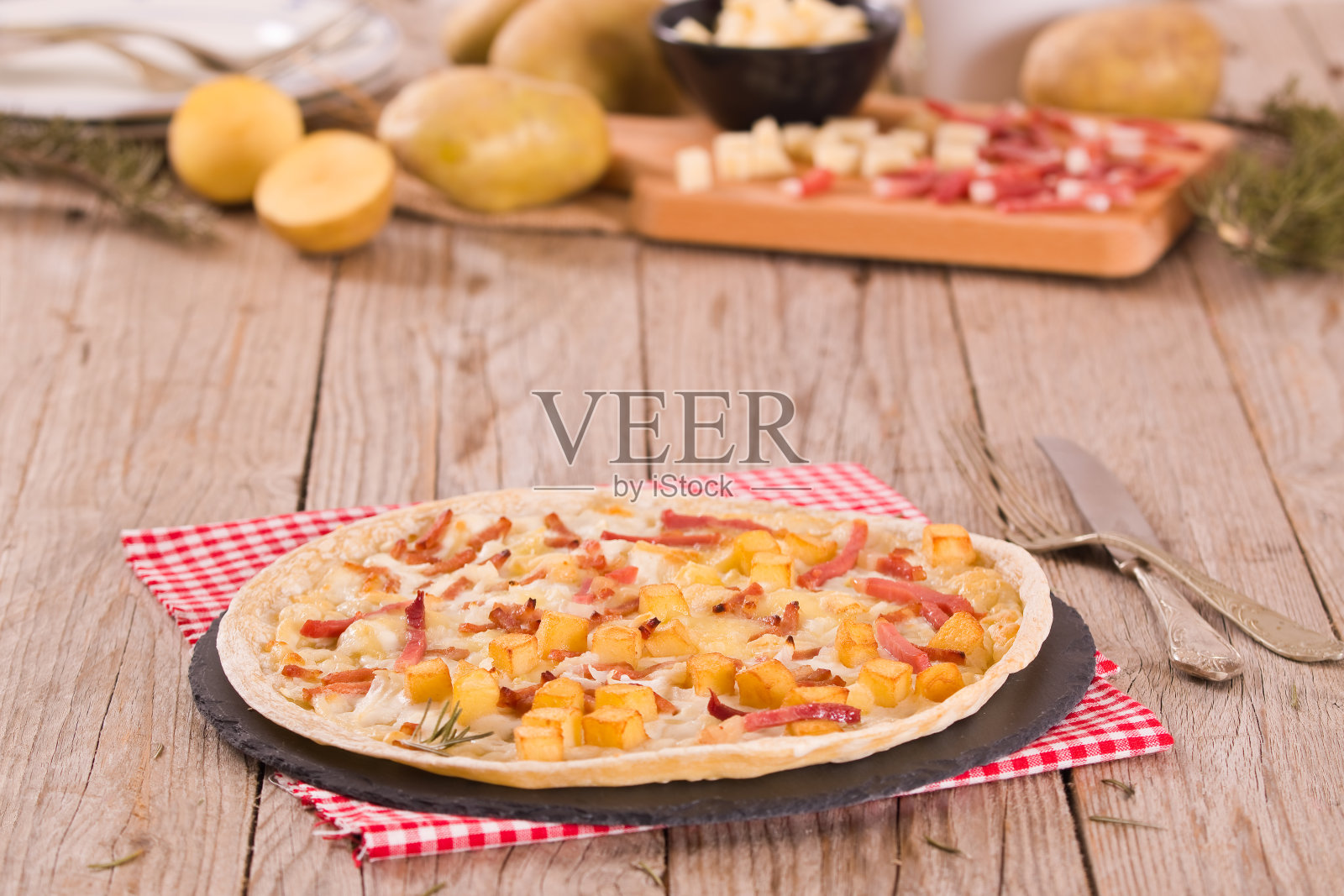 蛋挞配炸土豆，蕾切特芝士和熏肉。照片摄影图片