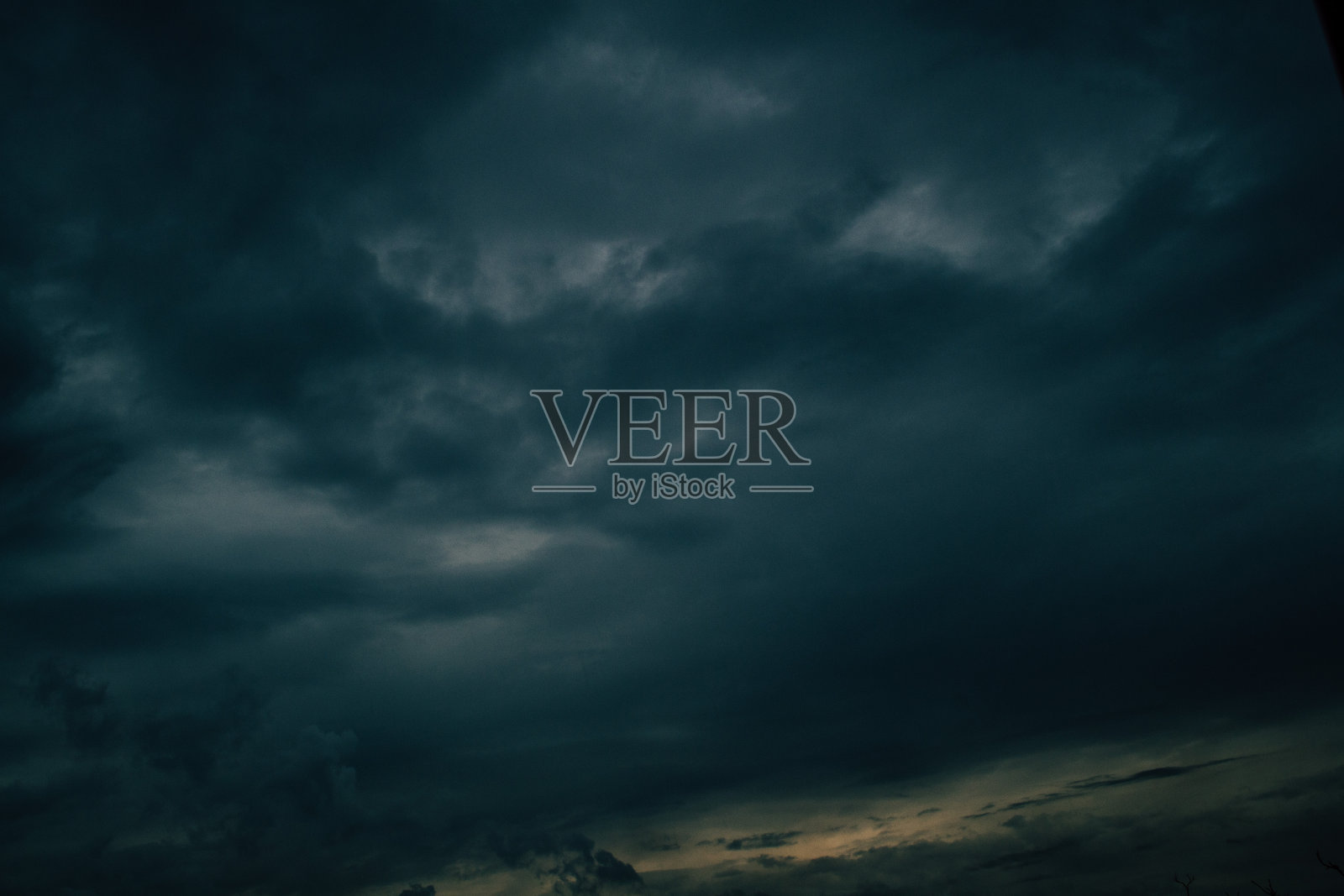 美丽的黑色天空，在日落的傍晚，很少有云照片摄影图片