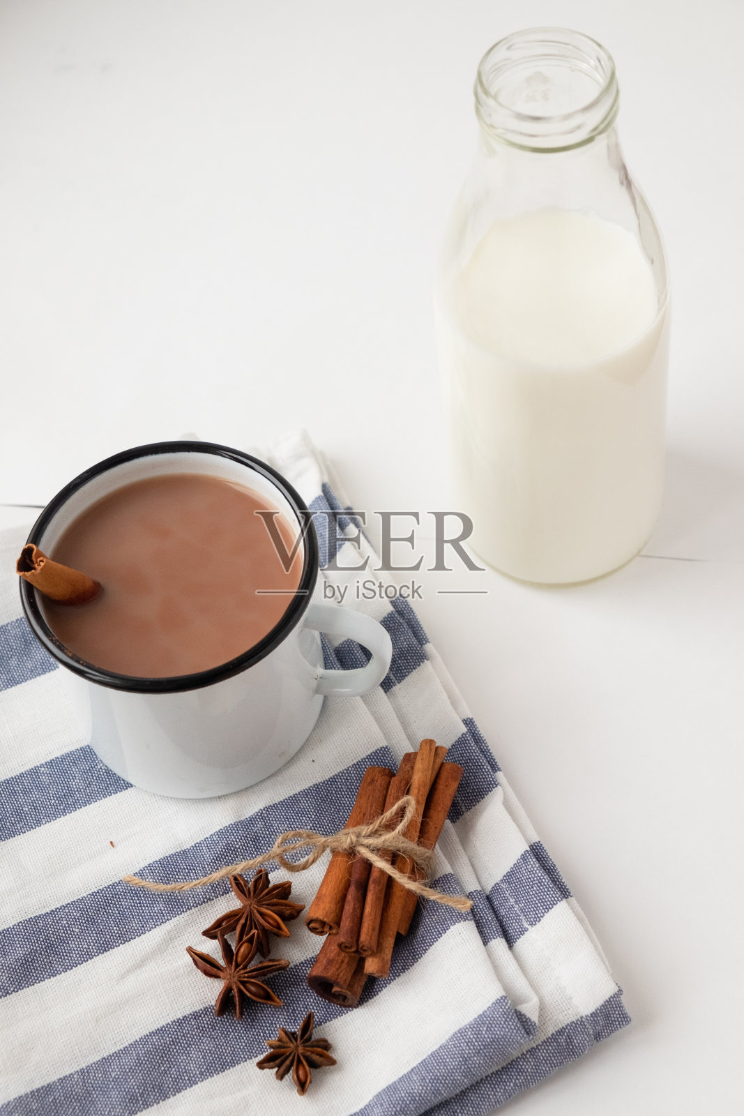 用香料调味的可可。白色背景。照片摄影图片