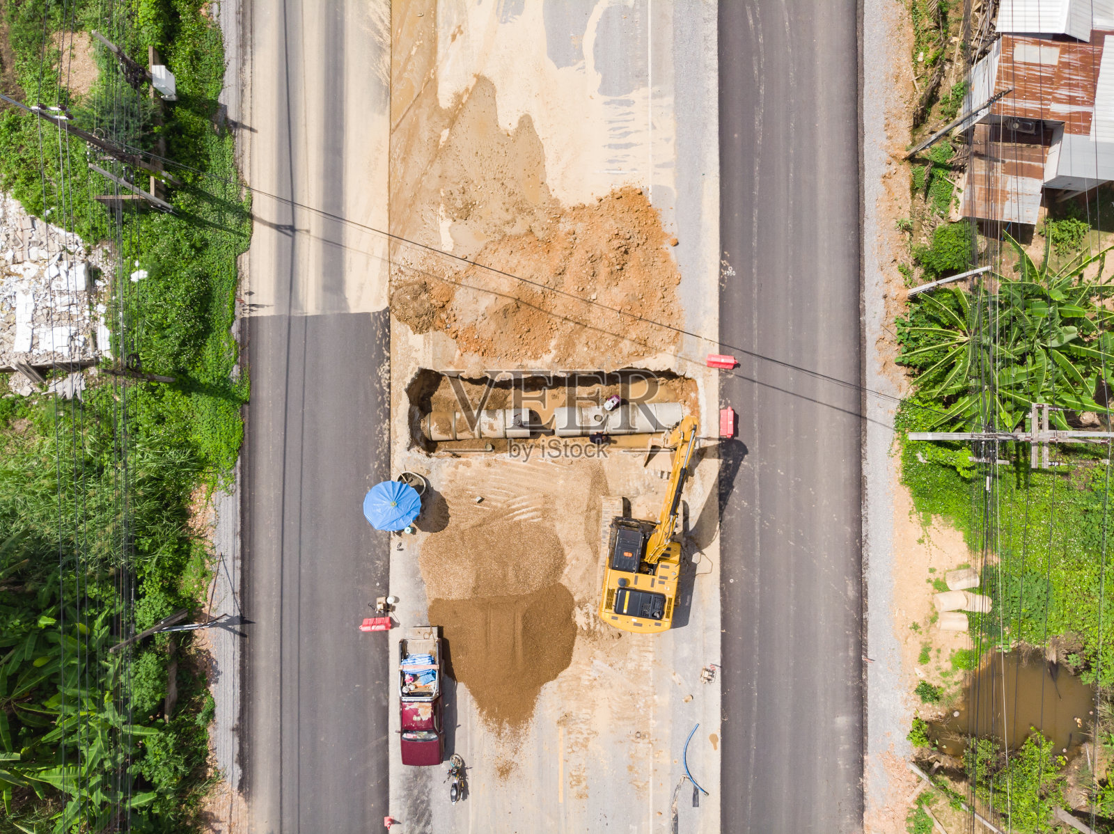 水管挖掘机作业由挖土机和工人完成照片摄影图片