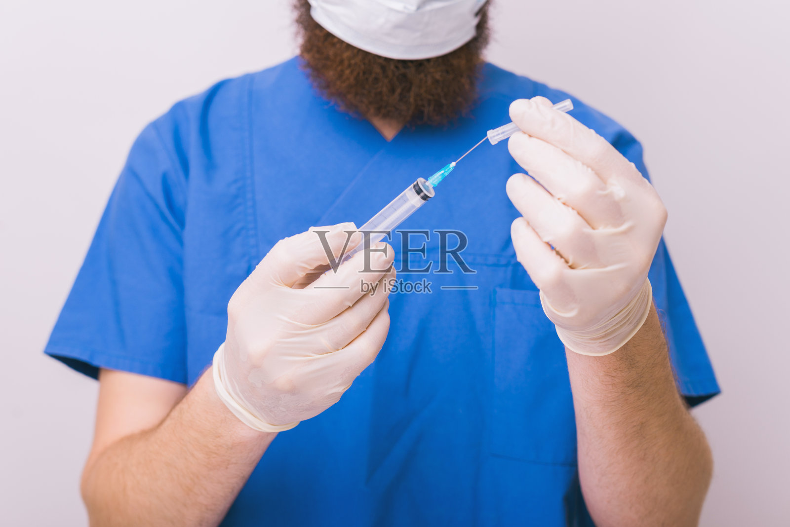 注射器，医疗注射在手，手掌或手指。医用塑料接种器具用针。照片摄影图片