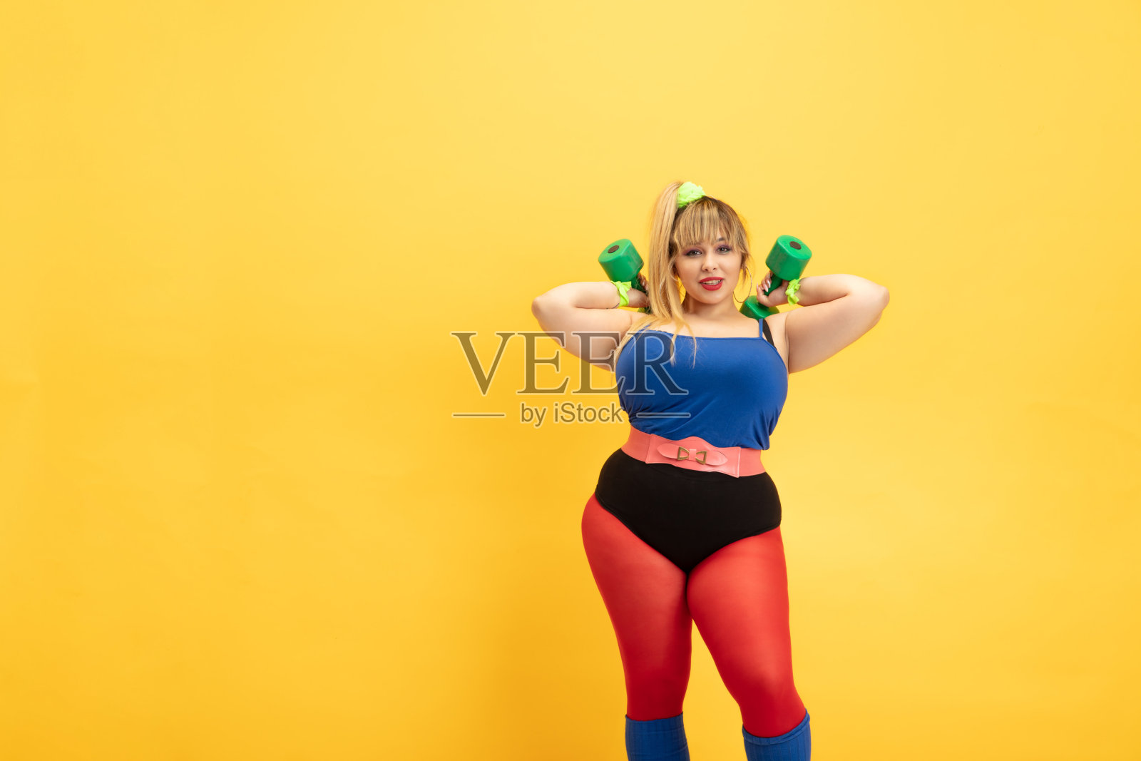 年轻白种大码女模特在黄色背景训练照片摄影图片