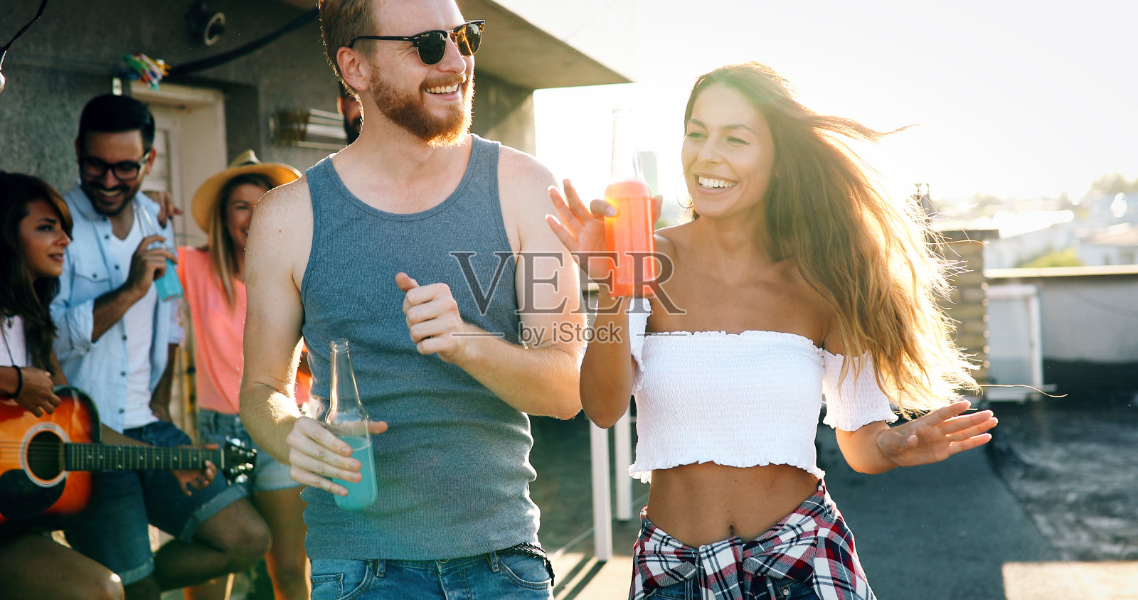 一群快乐的朋友在屋顶上聚会照片摄影图片