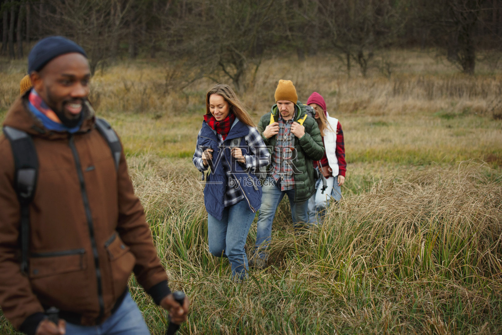 秋日，一群朋友去露营或徒步旅行照片摄影图片