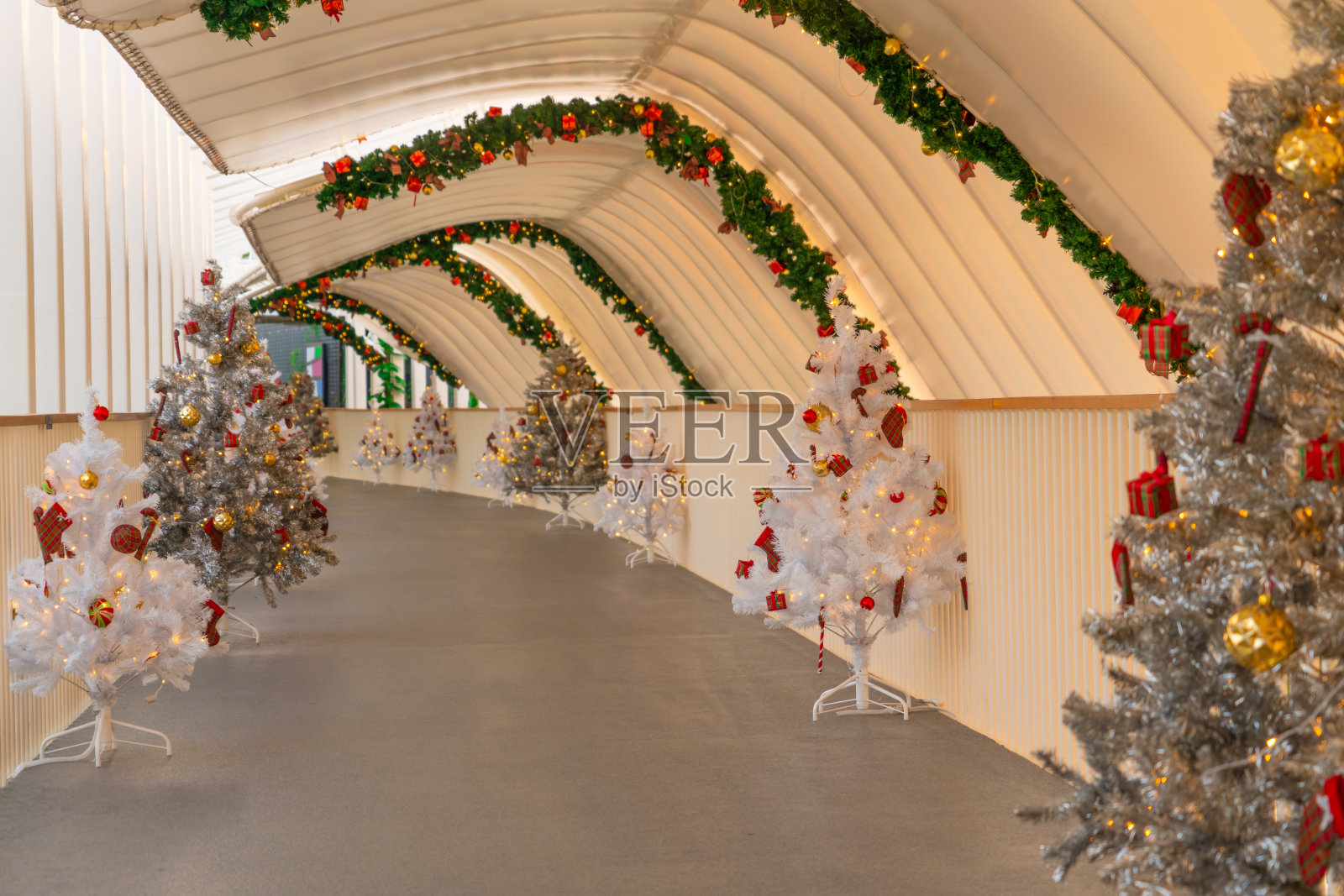 圣诞树装饰沿着市中心的人行道照片摄影图片