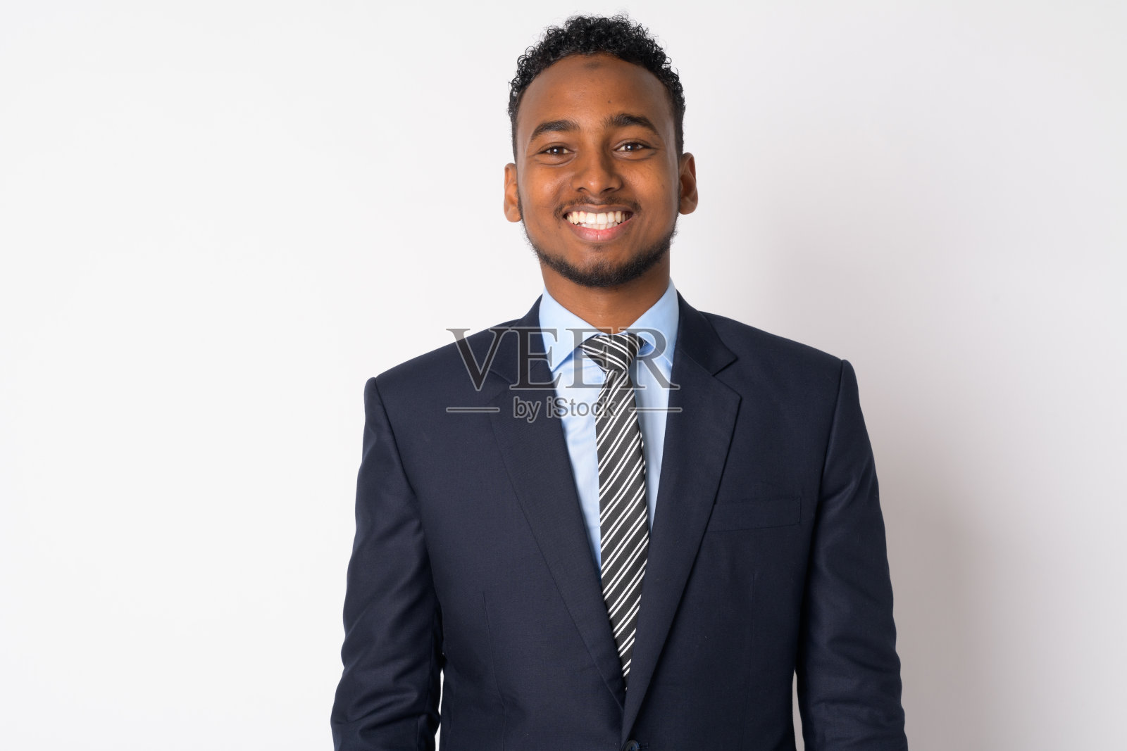 一幅穿着西装微笑的年轻非洲商人的肖像照片摄影图片