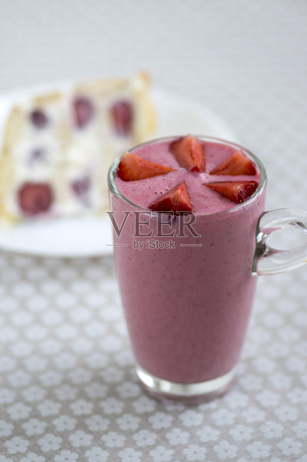 鲜奶蛋糕配草莓，圆手指饼干配鲜红水果，草莓奶昔照片摄影图片