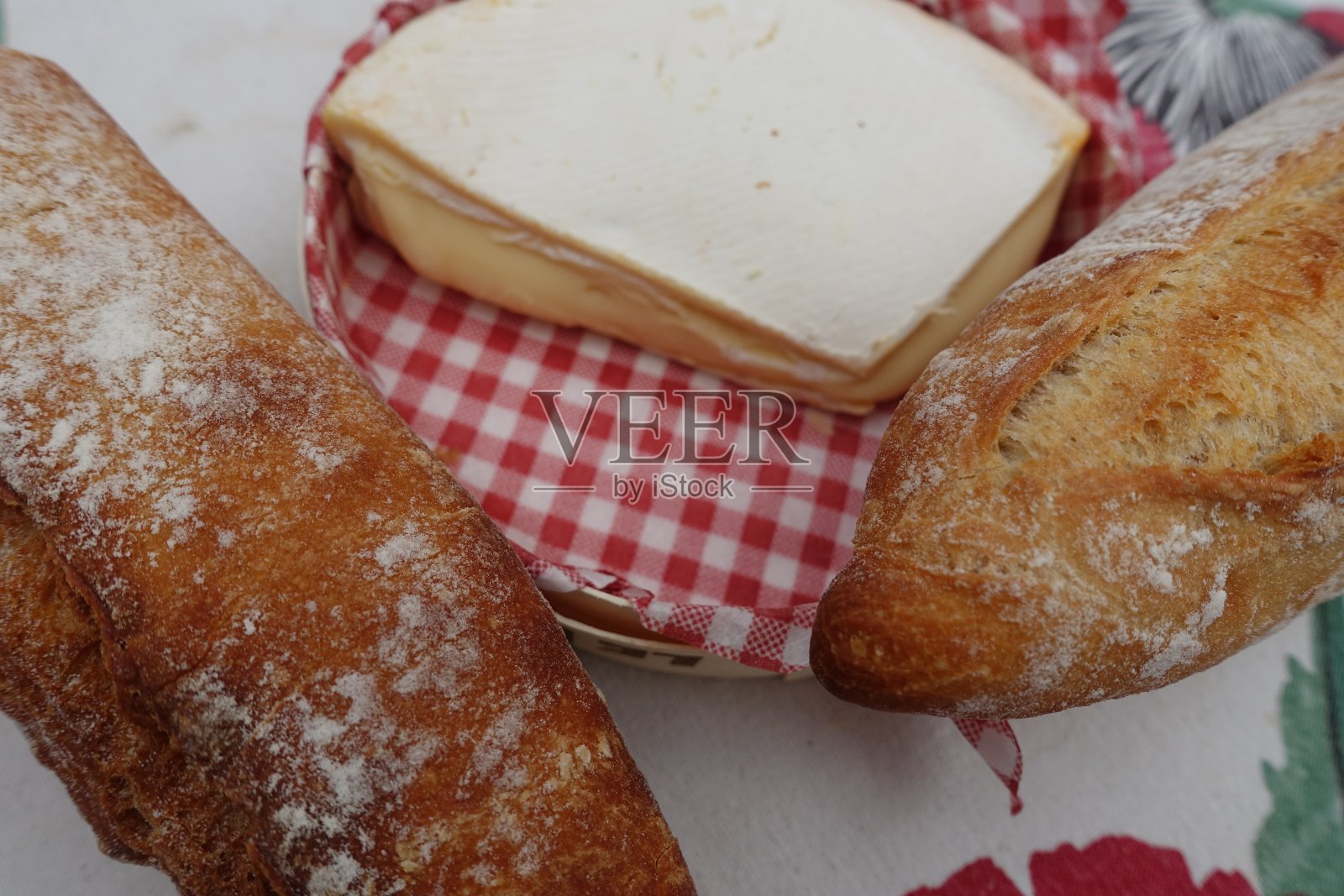 奶酪和法式长棍面包的法国文化照片摄影图片