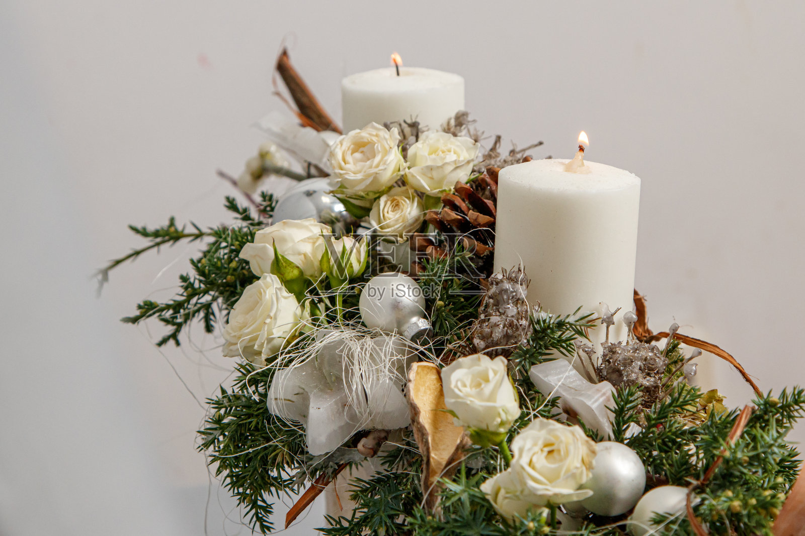 圣诞装饰物和圣诞花组成照片摄影图片