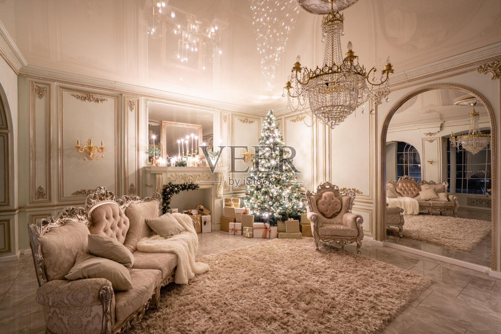 在烛光和花环的圣诞夜晚。经典豪华公寓装饰圣诞树和礼物。有壁炉、柱子和灰泥的生活。照片摄影图片