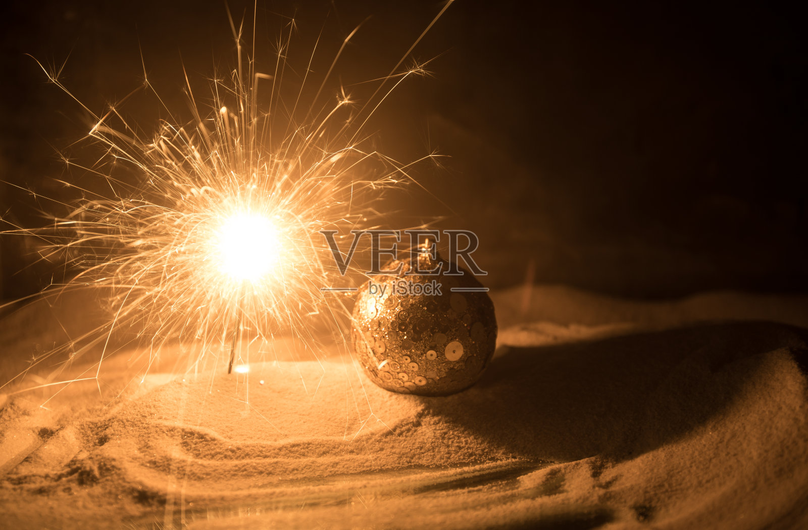 圣诞背景与小饰品，在雪，自由空间的文字。圣诞装饰照片摄影图片