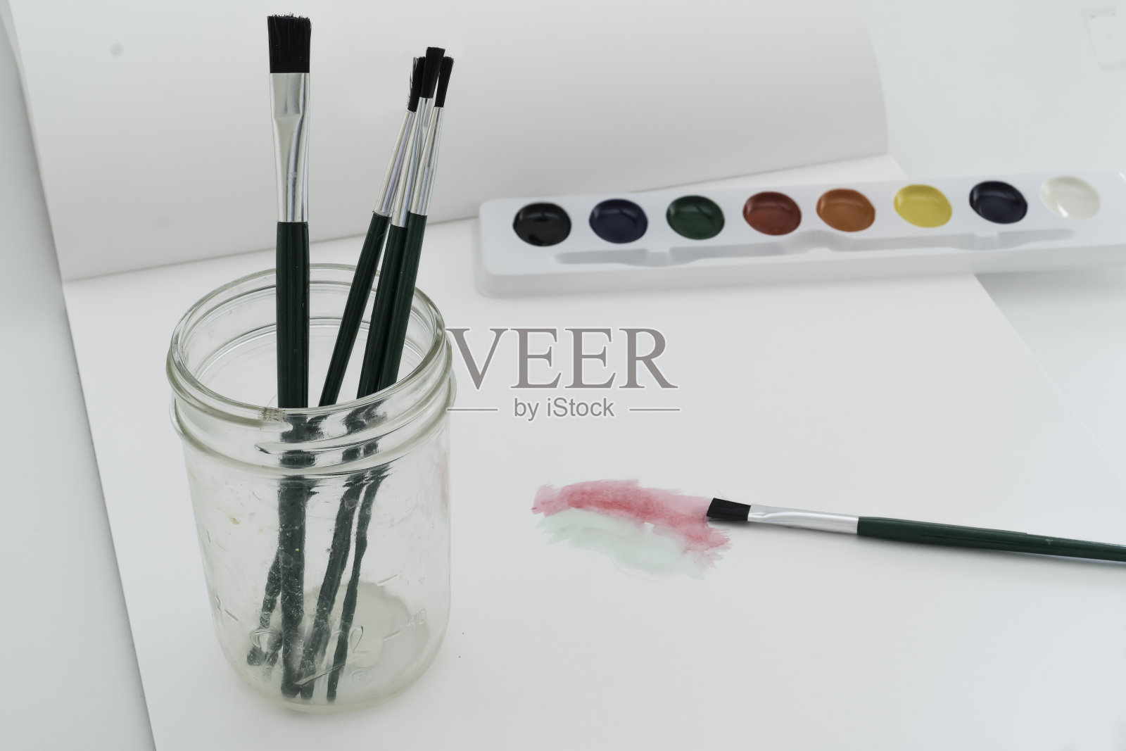 艺术创作是用画笔和颜料制作的插图和艺术品。照片摄影图片