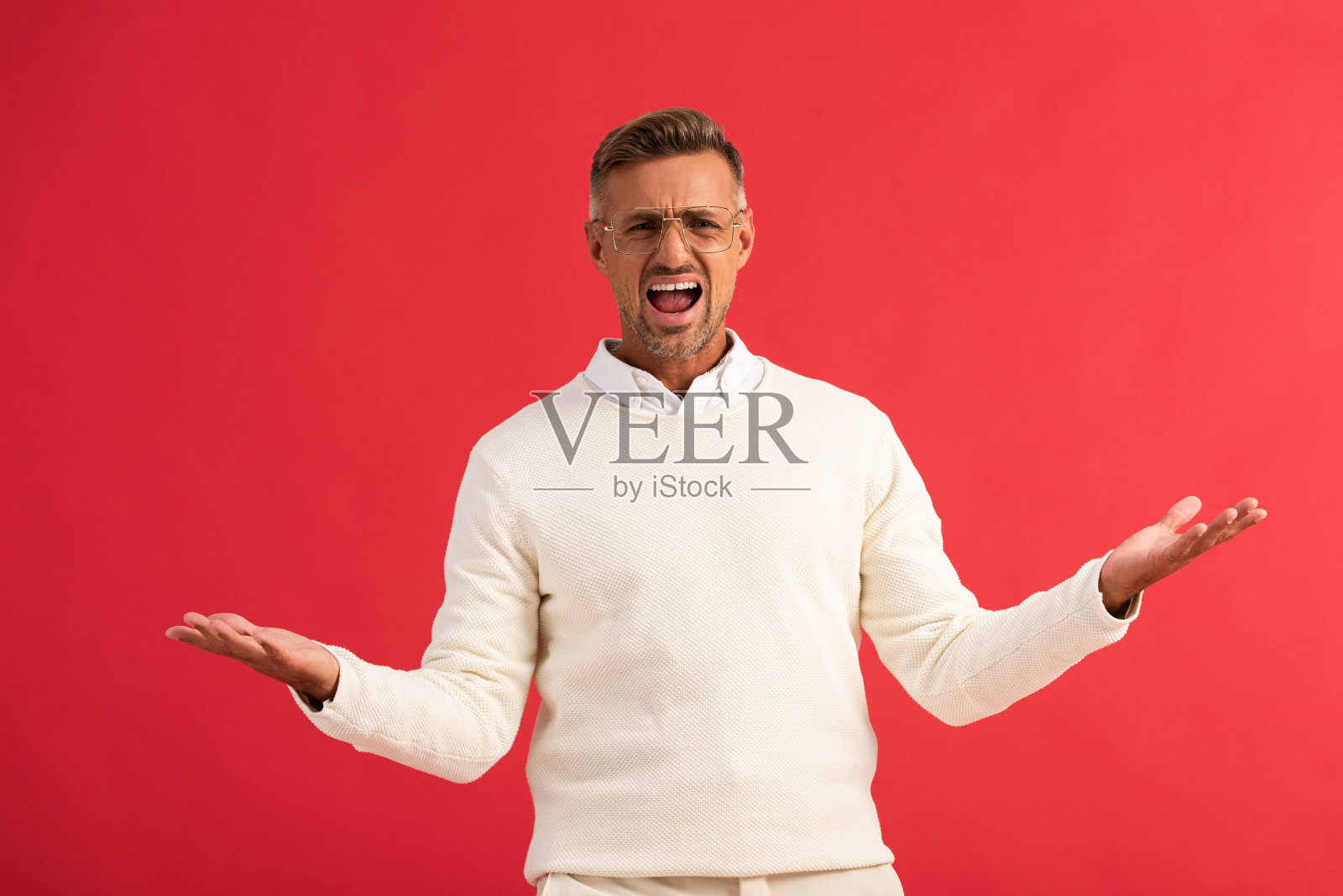 愤怒的男人在眼镜尖叫，而站在伸出的手孤立在红色照片摄影图片