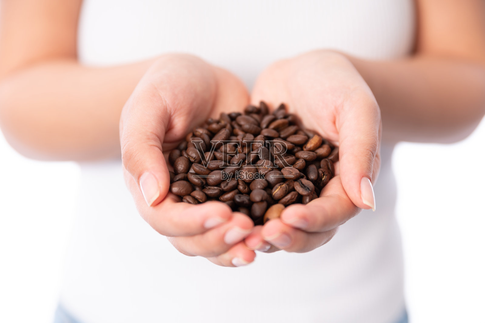 在女性的手中烘焙咖啡豆，特写照片摄影图片