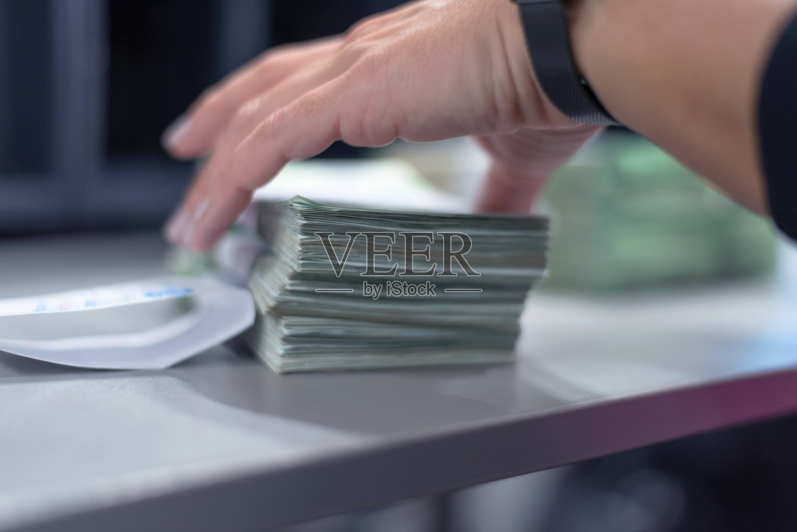 银行职员整理和清点银行金库内的钱。银行里有一大笔钱。照片摄影图片