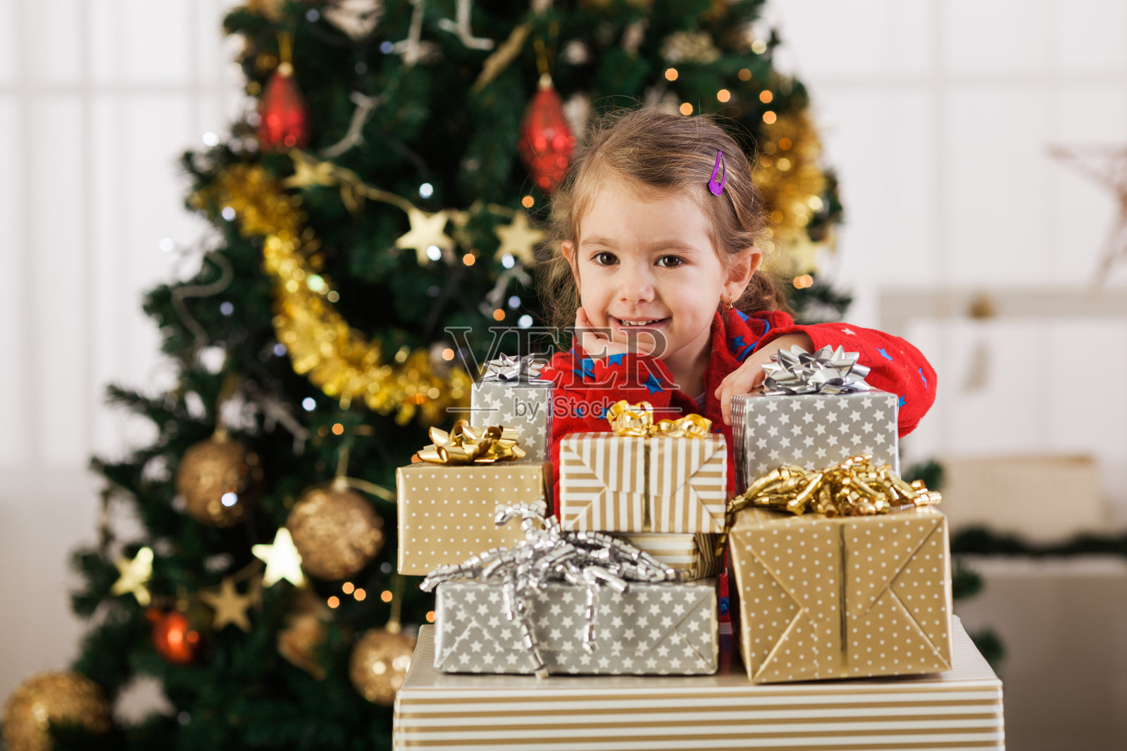 女孩与圣诞礼物摆姿势照片摄影图片