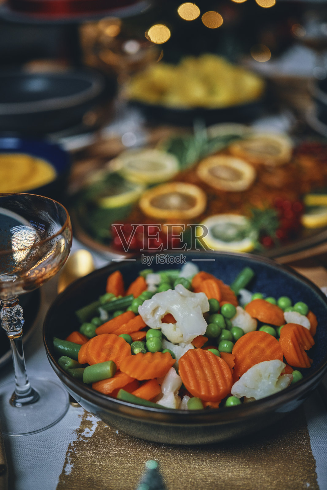 圣诞晚餐有三文鱼片，蔬菜，玉米粥和圣诞蛋糕照片摄影图片