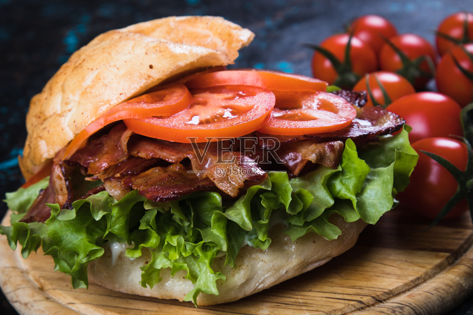 培根生菜番茄三明治照片摄影图片