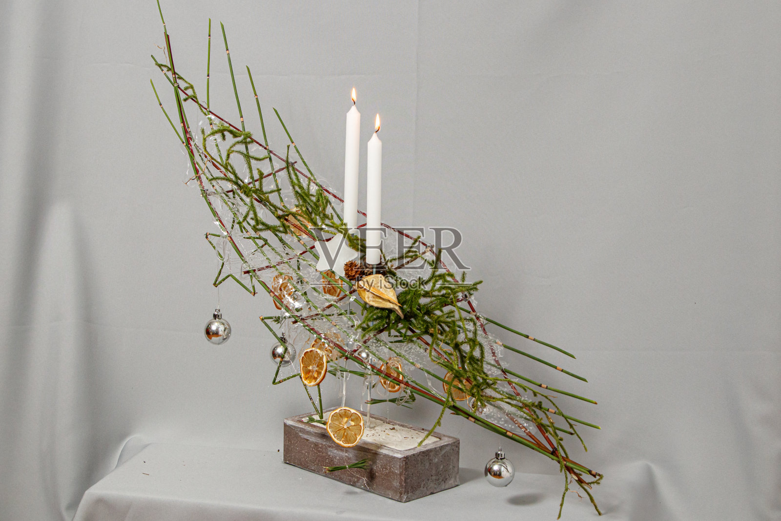 圣诞装饰物和圣诞花组成照片摄影图片