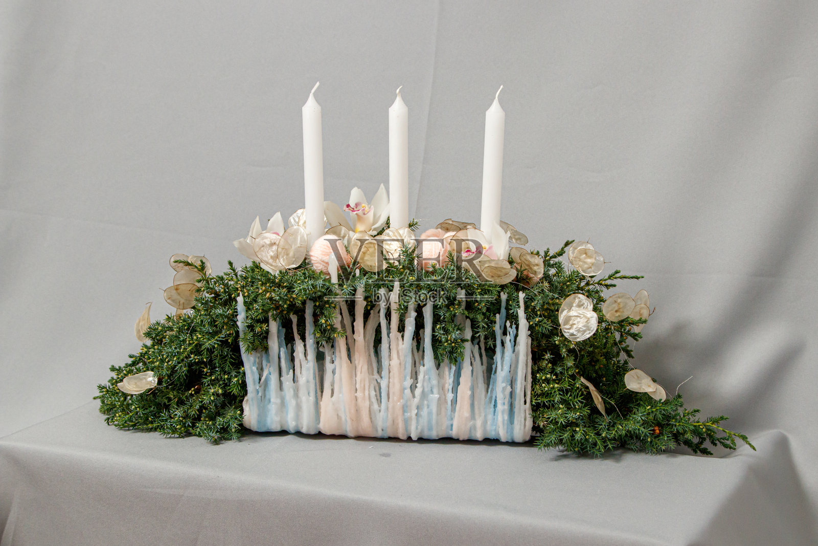 圣诞装饰物和圣诞花组成照片摄影图片