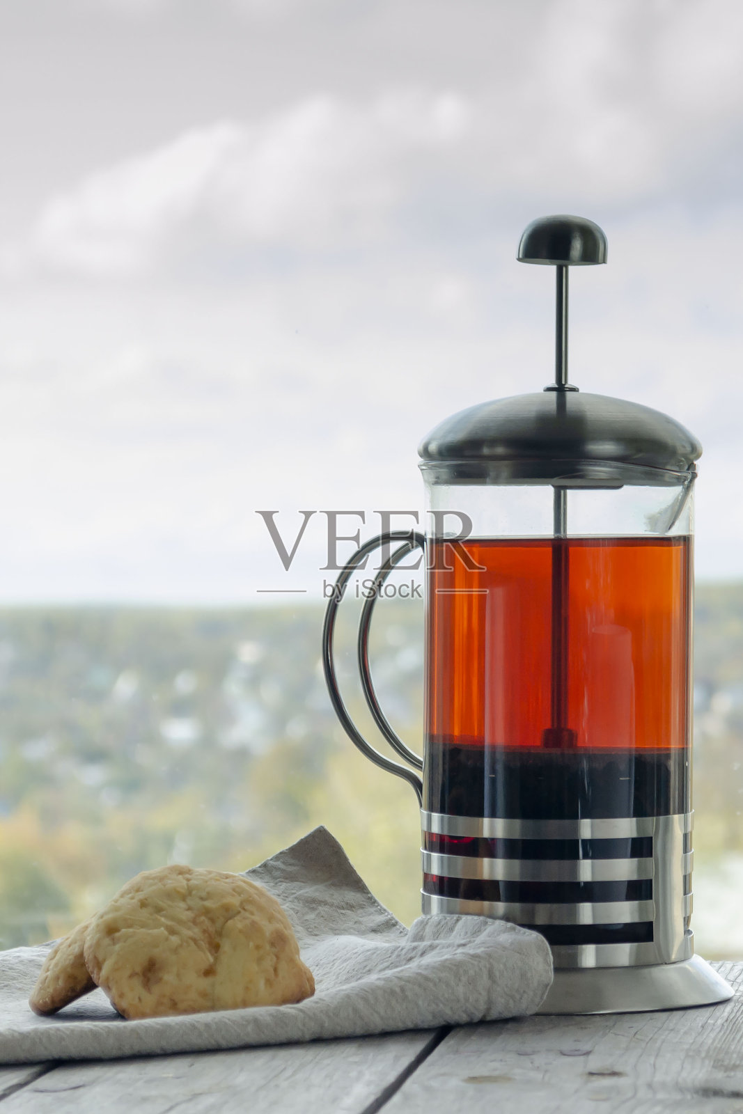 茶杯和茶壶中的红茶和饼干的木制背景照片摄影图片