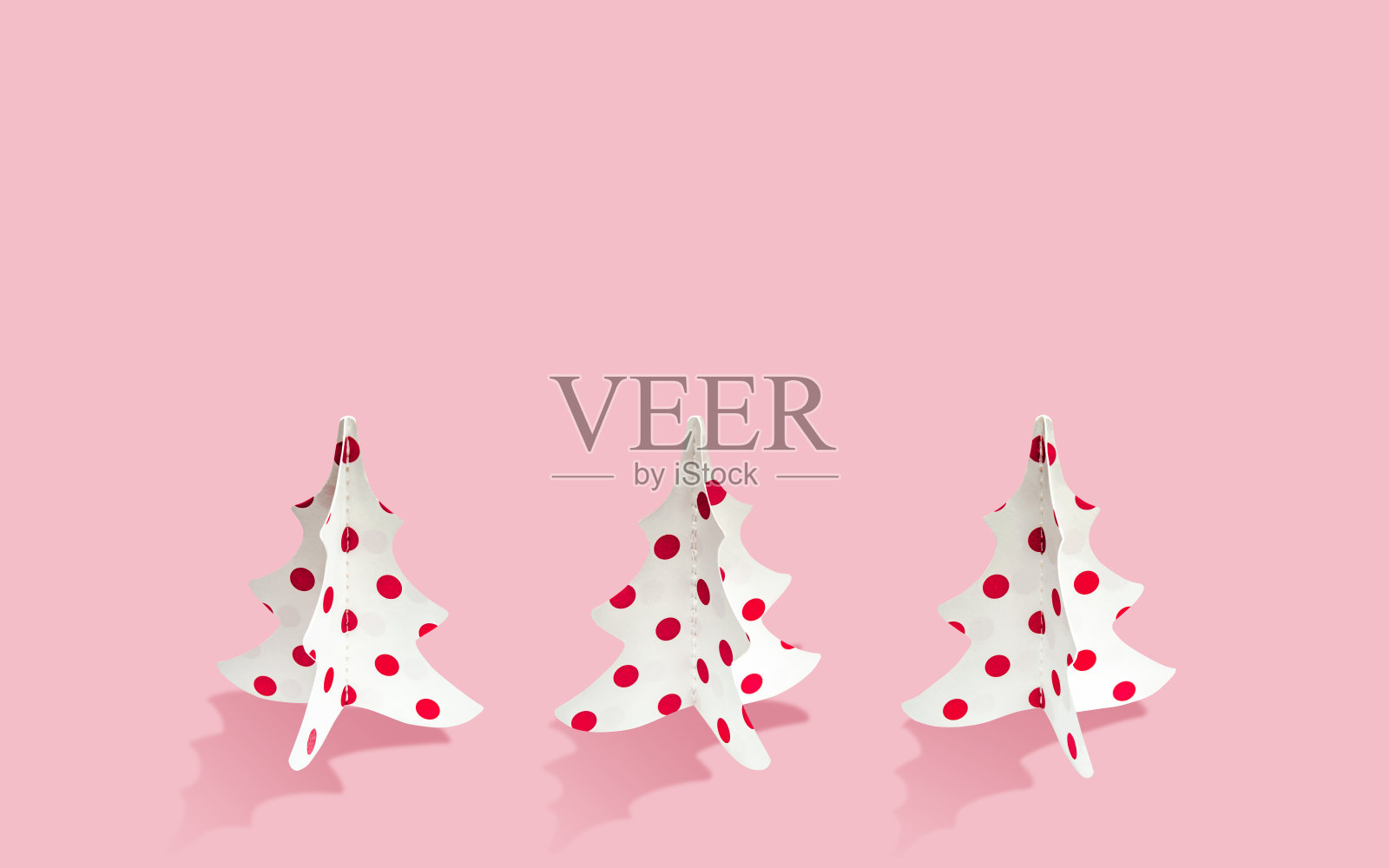 圣诞树白色，红点颜色与阴影浅粉红色的颜色背景。艺术品最小插图粉彩设计新年，圣诞节或特别的日子和文字空间。照片摄影图片