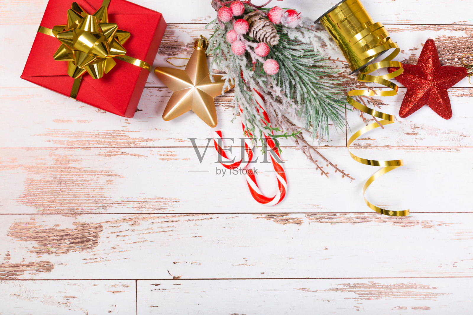 圣诞假期组成与复制空间为您的文本在白色木制背景。照片摄影图片