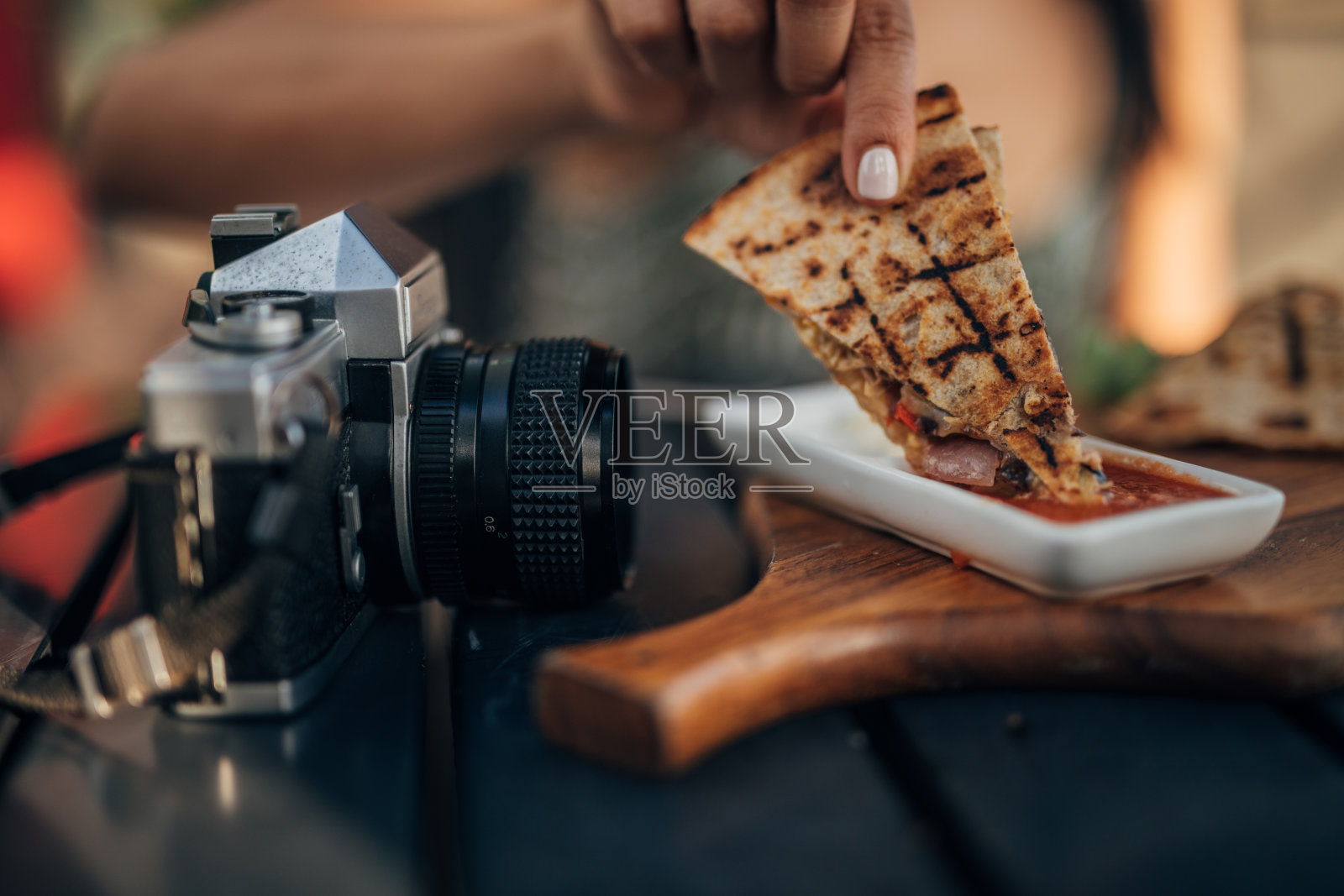女人的手蘸了番茄酱三明治照片摄影图片
