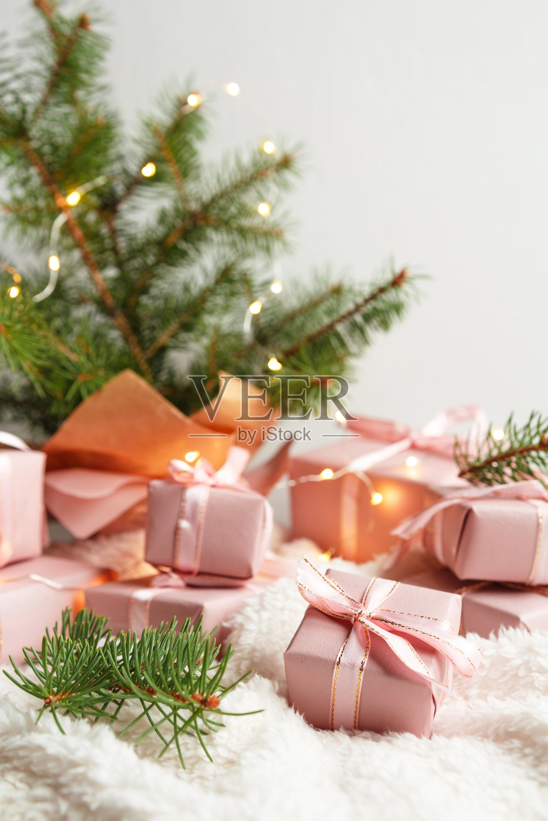 圣诞粉红平躺。假日箱，杉木枝上的白色背景。圣诞寒假祝贺邀请生日婚礼。长长的横幅照片摄影图片