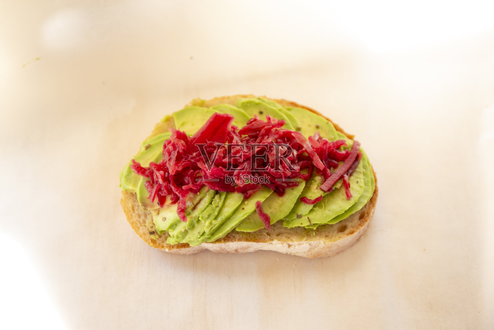 鳄梨和面包上面放泡菜照片摄影图片