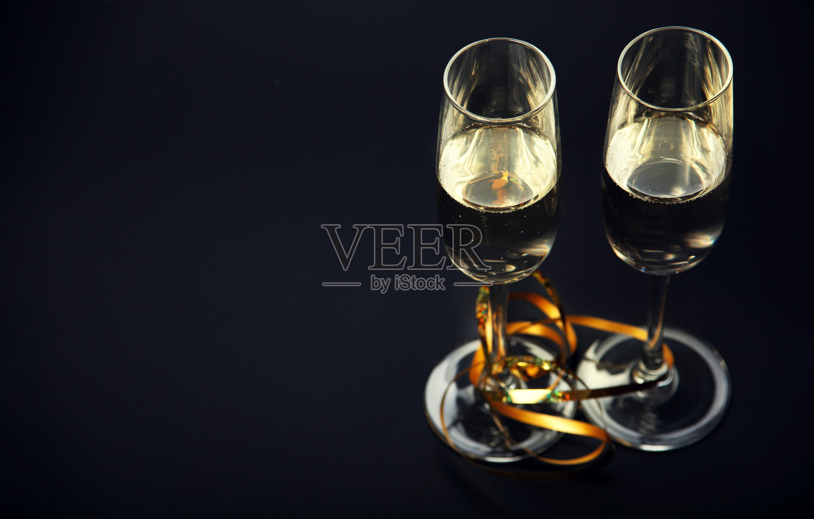 玻璃杯里的香槟照片摄影图片