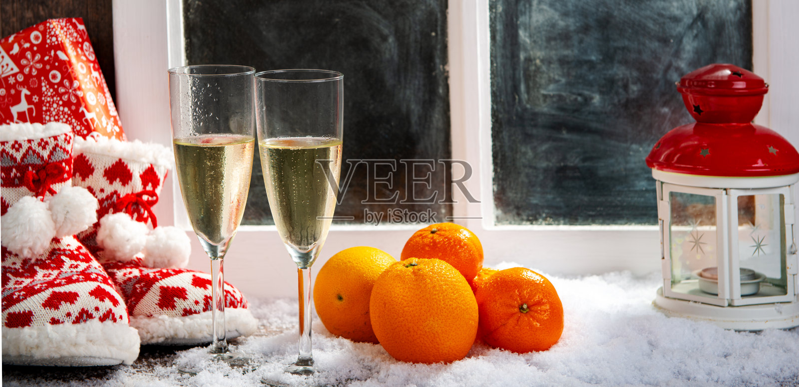 圣诞装饰用的是两杯香槟酒照片摄影图片