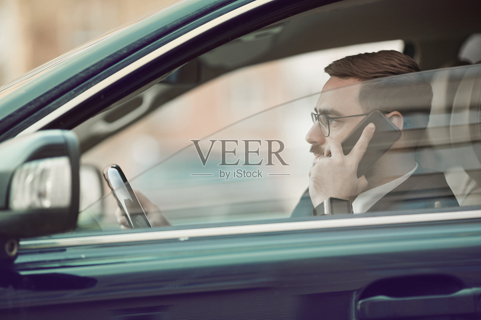 一个男人在车里用手机照片摄影图片