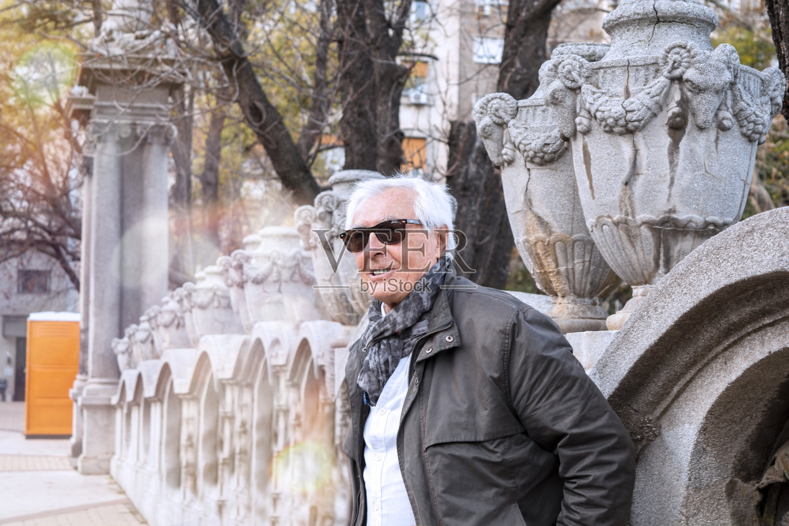 画像上的老灰头发好看的老人在城市的街道上，旅游观光旅游照片摄影图片